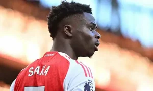 هل سيكون بوكايو ساكا جاهزًا لنصف نهائي دوري أبطال أوروبا بعد مخاوف الإصابة؟
